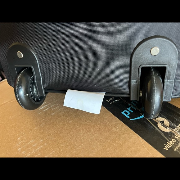 Like new Sherpa on Wheels pet carrier - Picture 6 of 7